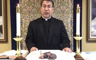 Padre coloca feto abortado no altar e prega: “Escolham a vida”